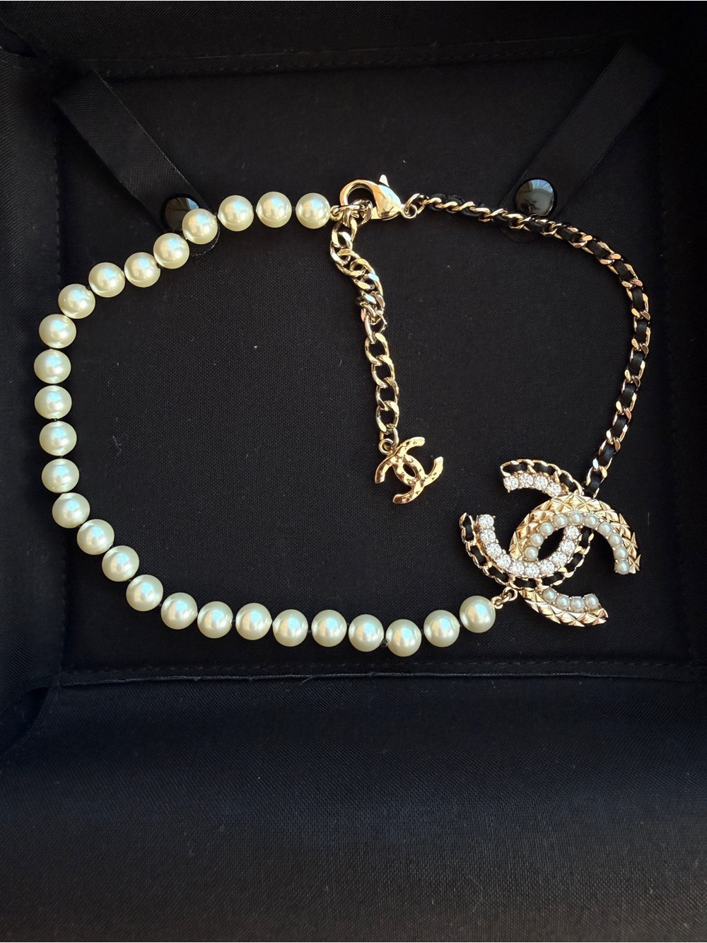 CHANEL Necklace with Pearls and Lambskin Leather Gold CC Chain Necklace Like New